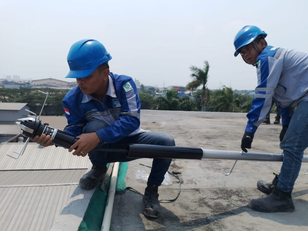 cara pasang penangkal petir dan 8 langkah perlindungan optimal