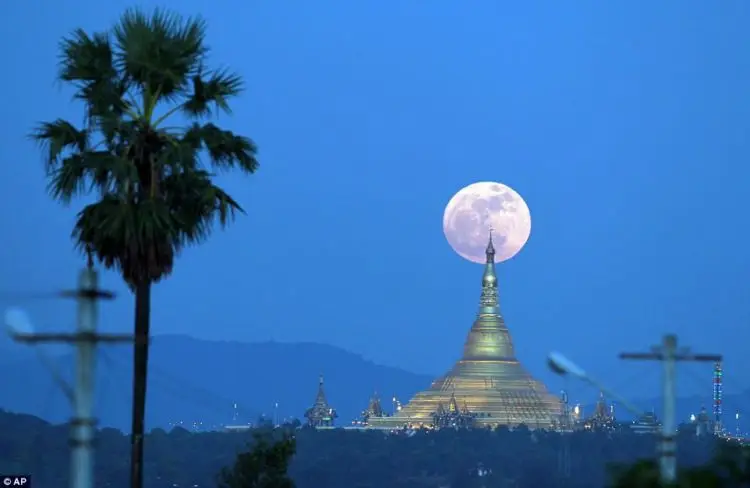 foto supermoon di belakang pagoda myanmar