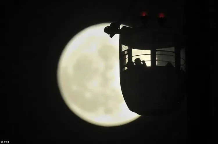 foto supermoon di langit kota tokyo