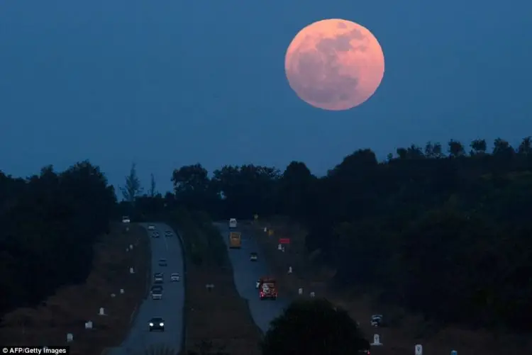 Supermoon di Yangoon - Myanmar (Foto: Dailymail UK)