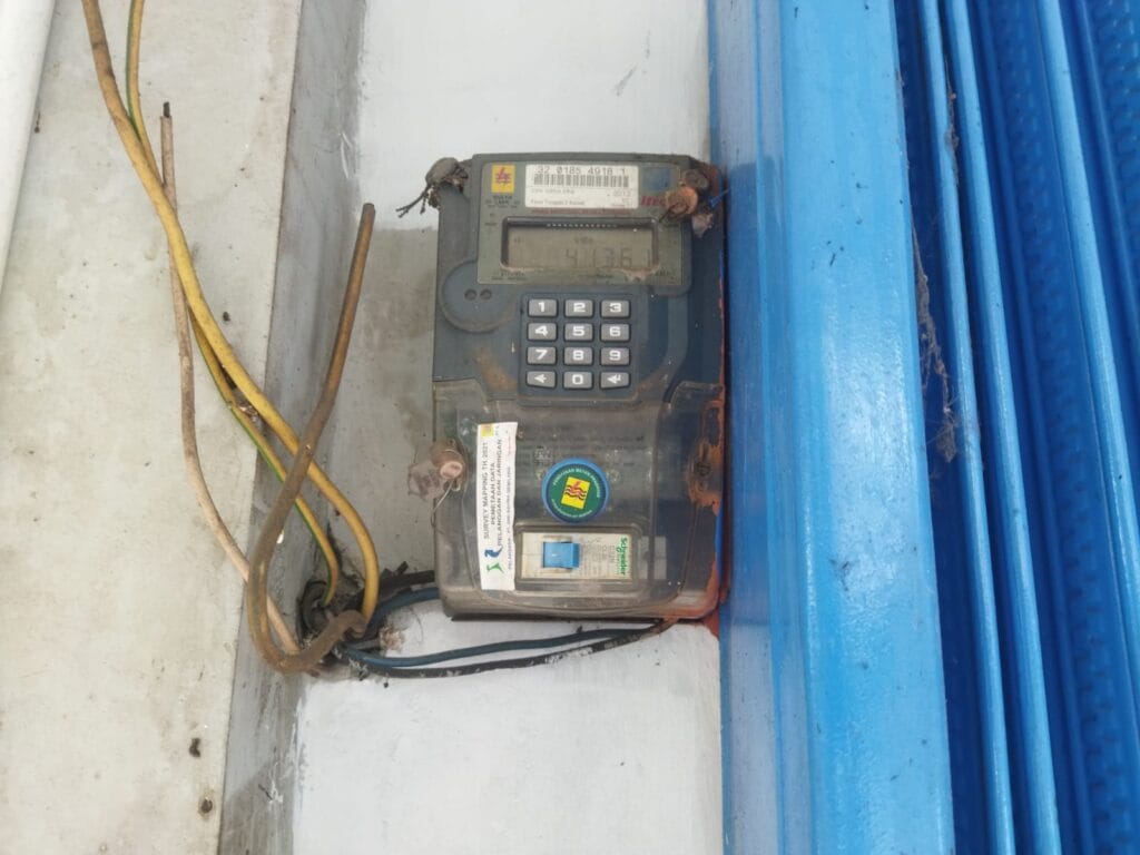apakah meteran listrik perlu grounding