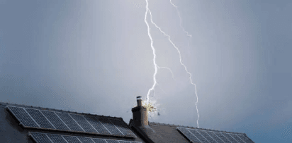 apakah panel surya bisa disambar petir