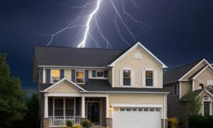 Apakah petir bisa menyambar masuk rumah