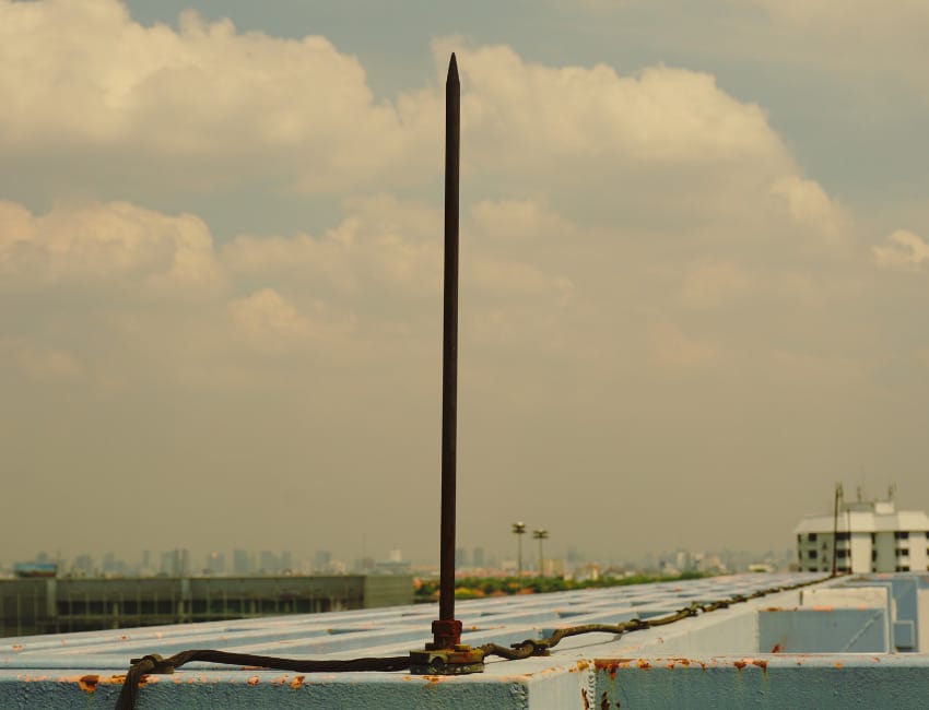 10 tanda penyalur petir bermasalah segera cek jasa penangkal petir jasa perawatan penyalur petir profesional pt sempurna karya esa